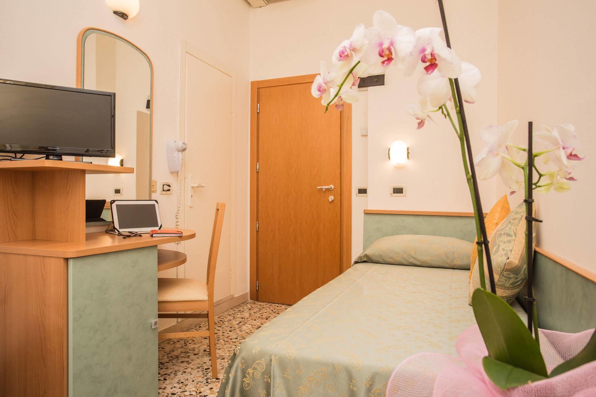 Hotel Oregon Ρίμινι Εξωτερικό φωτογραφία
