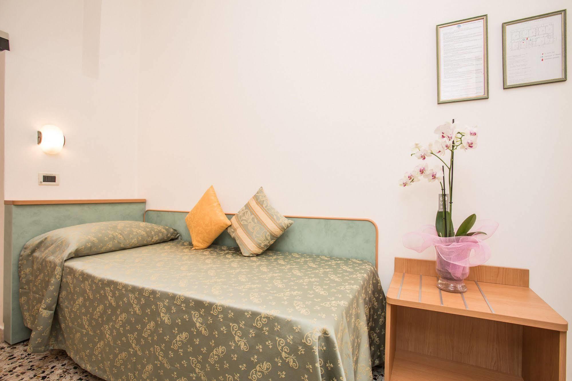 Hotel Oregon Ρίμινι Εξωτερικό φωτογραφία